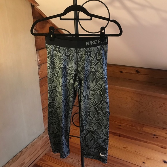 Nike Pro Gray Snakeskin Capris Leggings, EUC, M - Picture 2 of 15